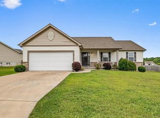 68 Hunters Pointe Dr, Winfield, MO 63389