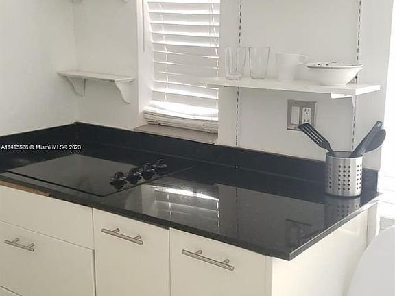 4th image of 928 Jefferson Ave #2
