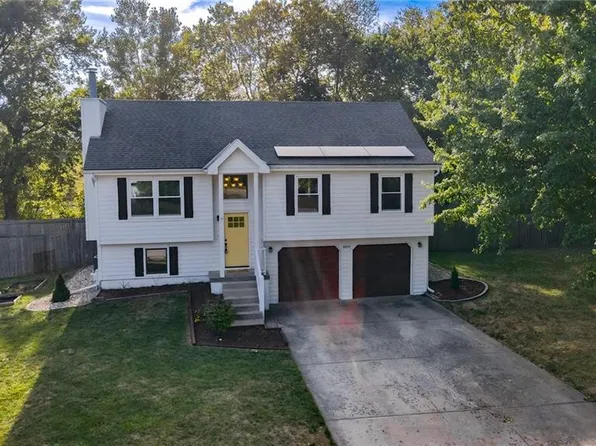 8844 Golden Ln, De Soto, KS 66018