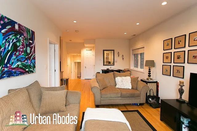 Building Photo - 421 W Armitage Ave #2