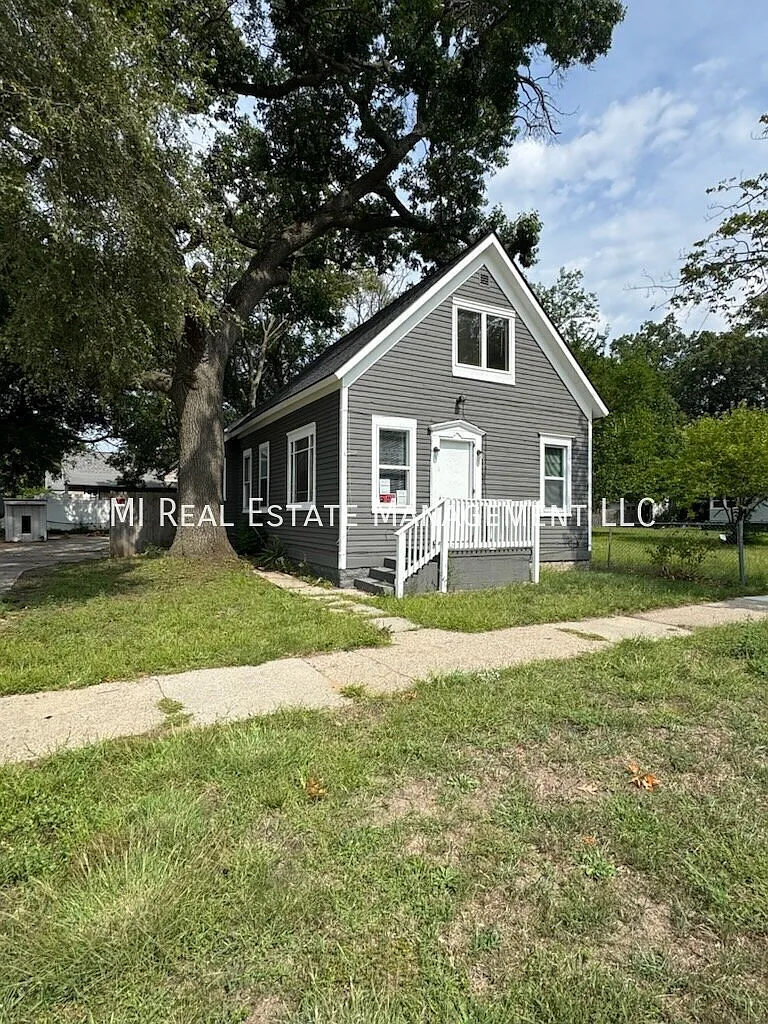 4 bed, 1.0 bath, 1400 sqft, $1,600 — Photo 2