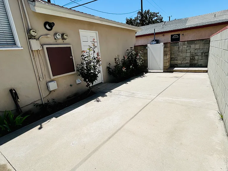 1214 W Victory Blvd — Photo 9