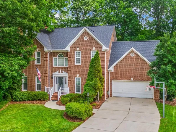 3209 Peninsula Dr, Jamestown, NC 27282