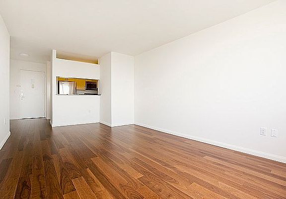 4th image of 561 10th Ave APT 20G