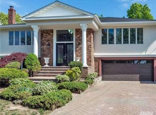 105 Captains Rd, Valley Stream, NY 11581