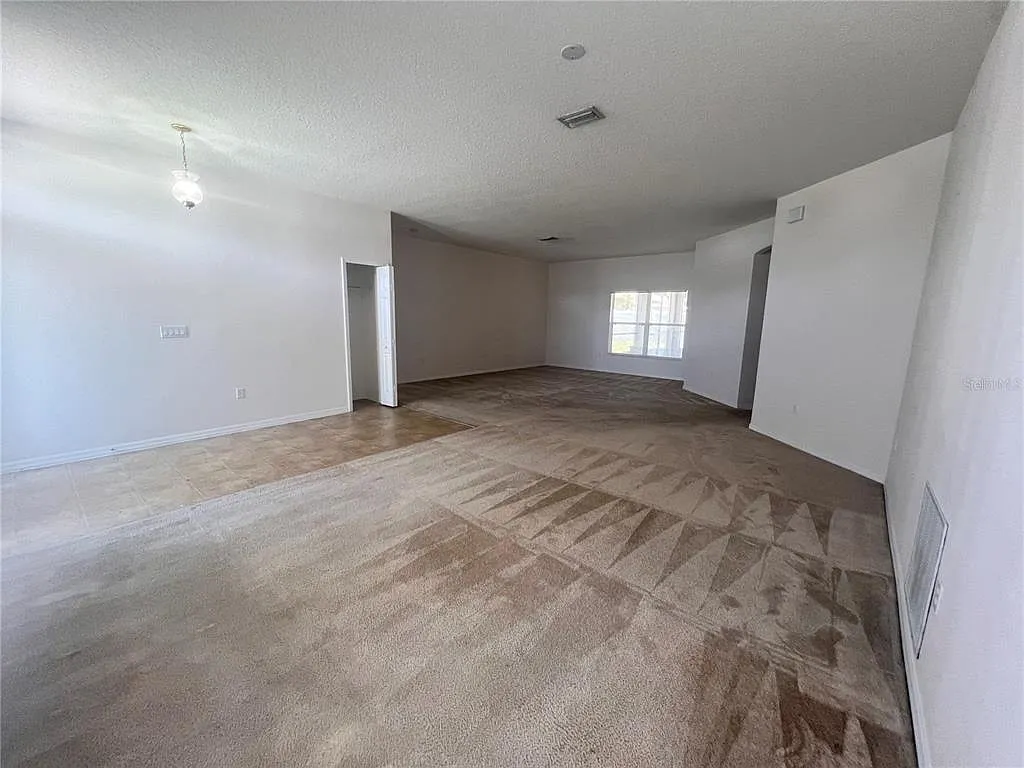 3 bed, 2.0 bath, 2356 sqft, $1,825 — Photo 2