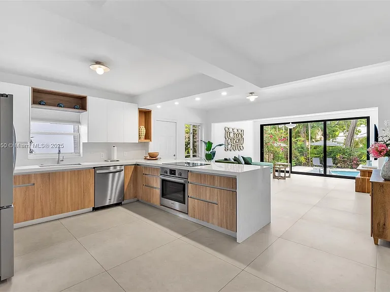 141 SW 23rd Rd — Photo 9