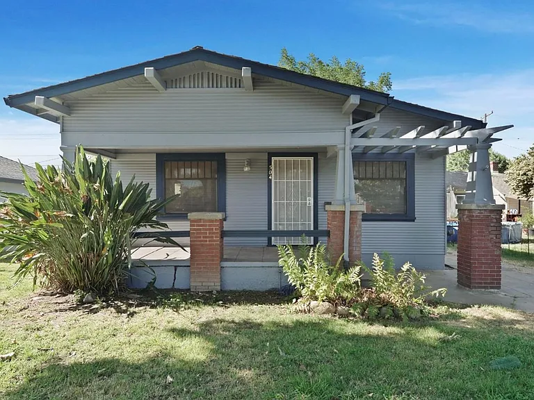 504 E Walnut St — Photo 1