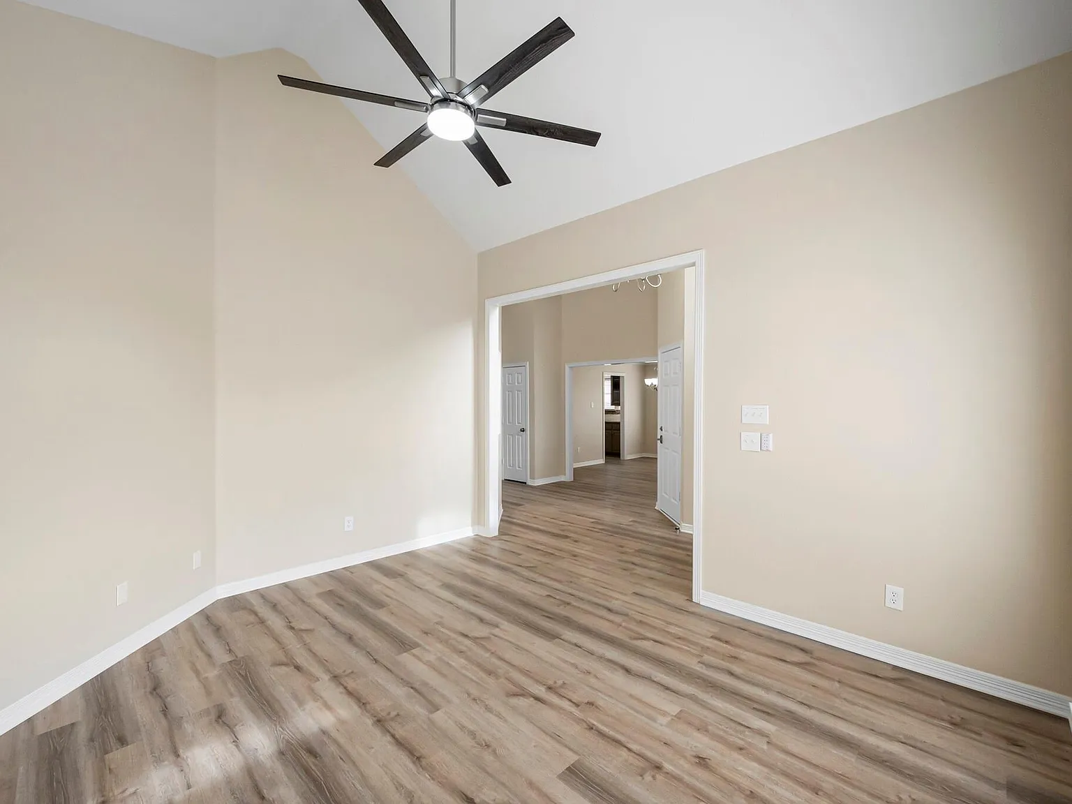 4 bed, 2433 sqft, $3,950 — Photo 2