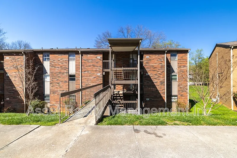 2 bed, 1.0 bath, 928 sqft, $1,395 — Photo 2
