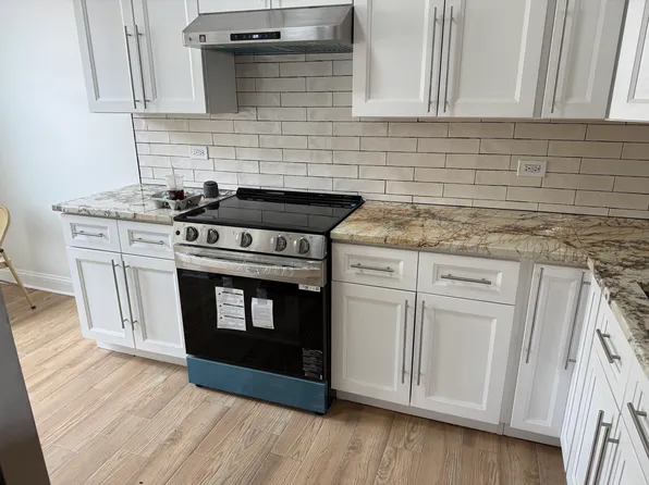 222 N Genesee St, Waukegan, IL