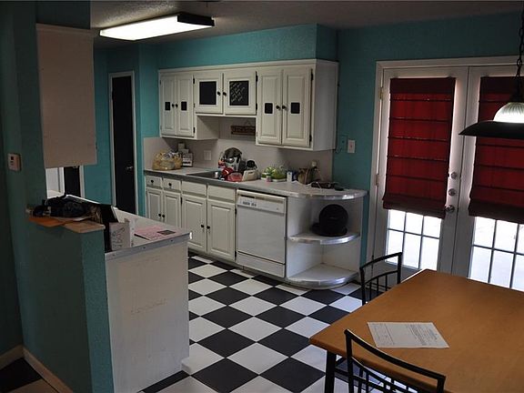 3rd image of 432 Christie Ave