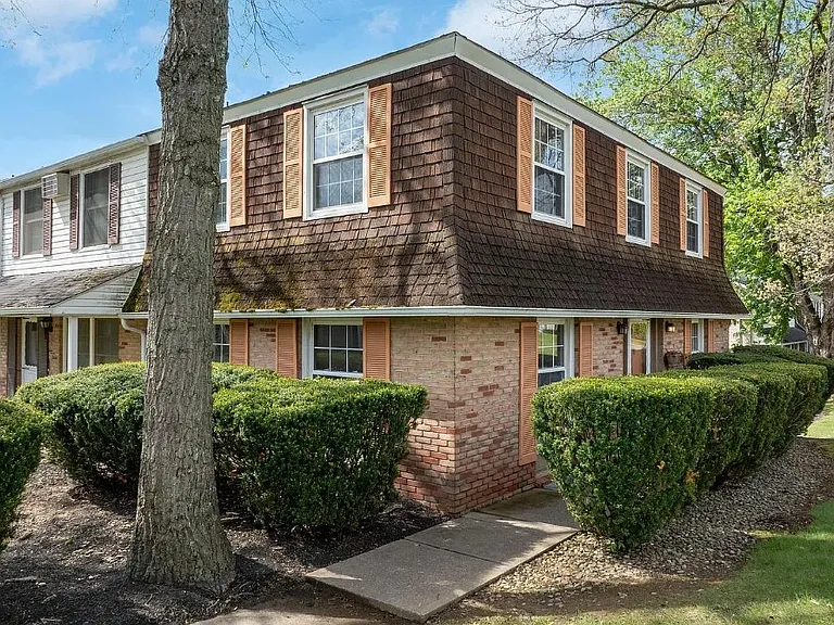 570 Galen Dr — Photo 3