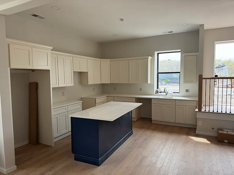 1568 Lonsdale Ave #1 — Photo 11