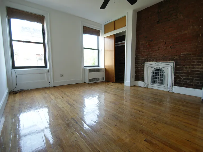 416 E 9th St #B — Photo 1