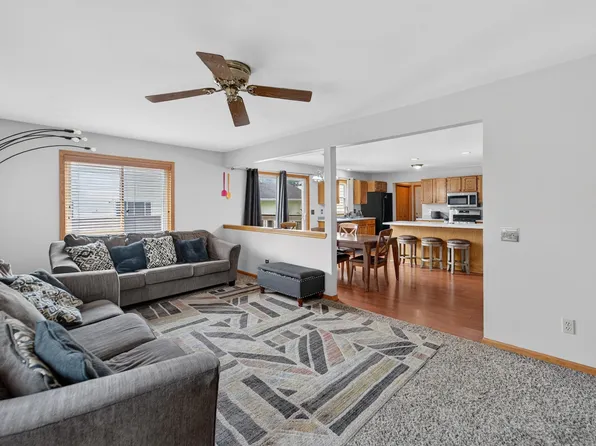 104 Woodview Dr, Cottage Grove, WI 53527