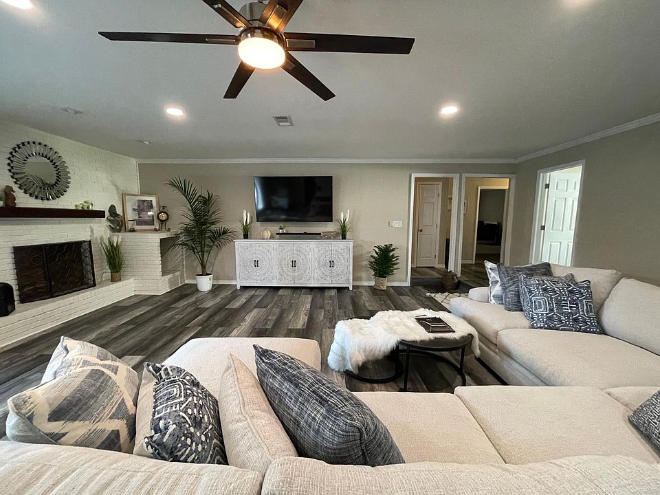 Family room with 70" TV