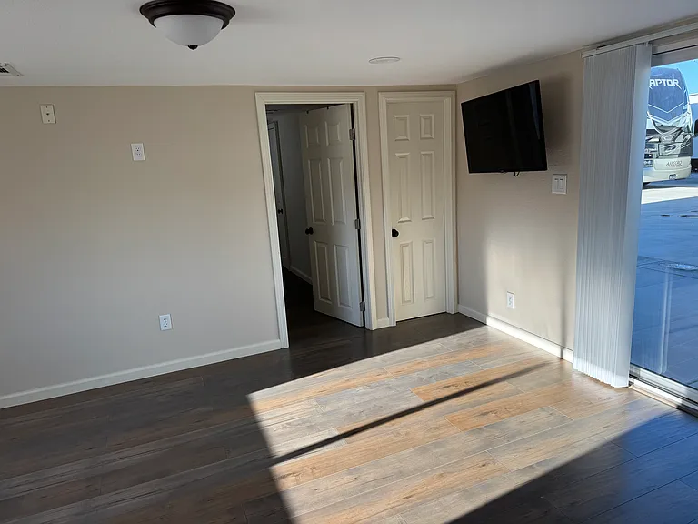 43813 Sierra Hwy — Photo 14