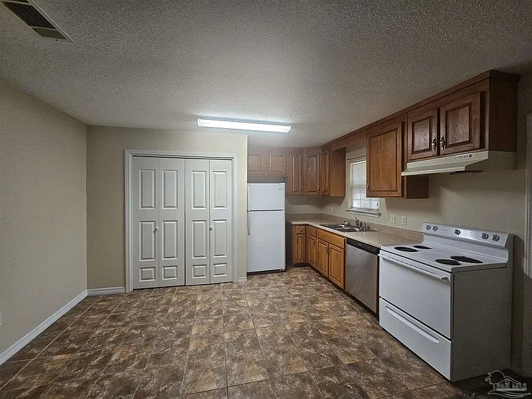 2040 E Roberts Rd — Photo 3