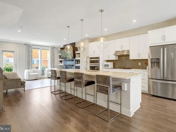 1020 S Taylor Ct, Arlington, VA 22204