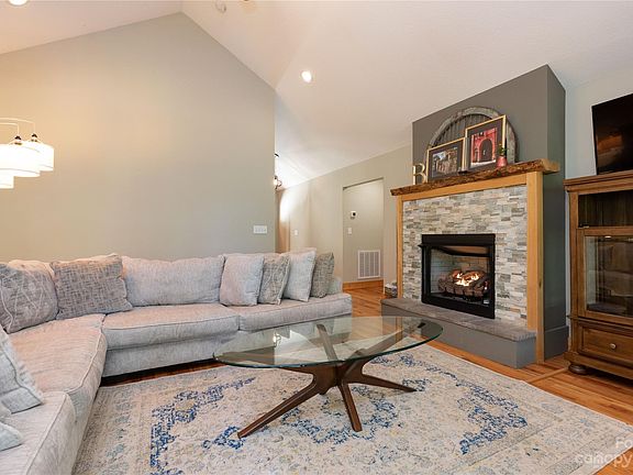 4th image of 494 Rockmoor Way