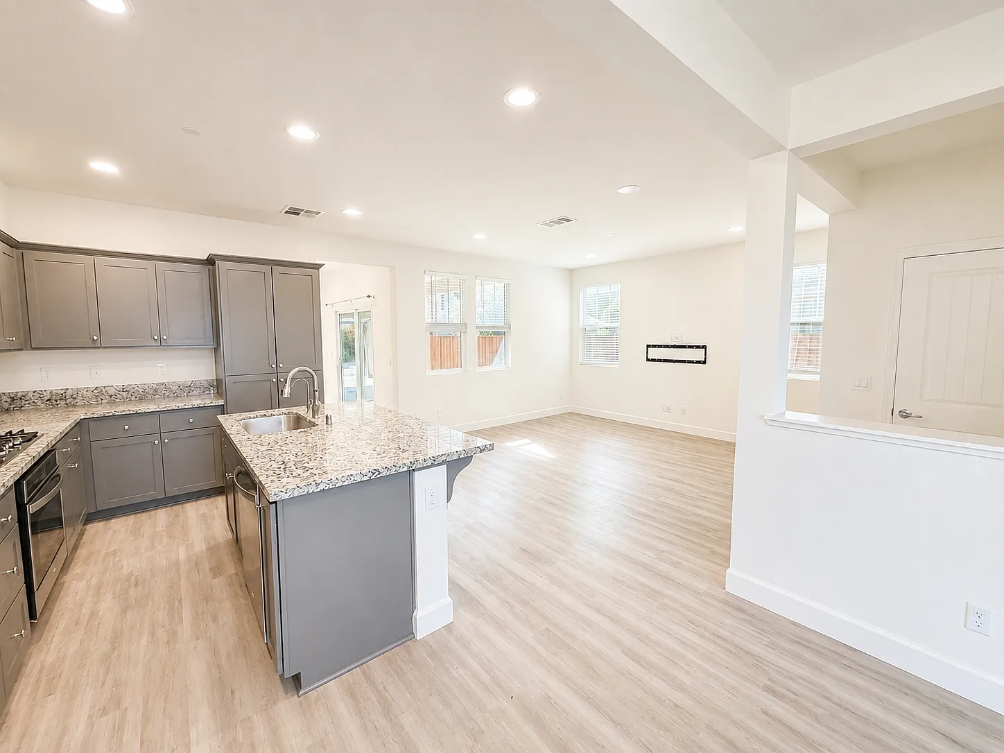 3 bed, 2.5 bath, 1768 sqft, $4,300 — Photo 3