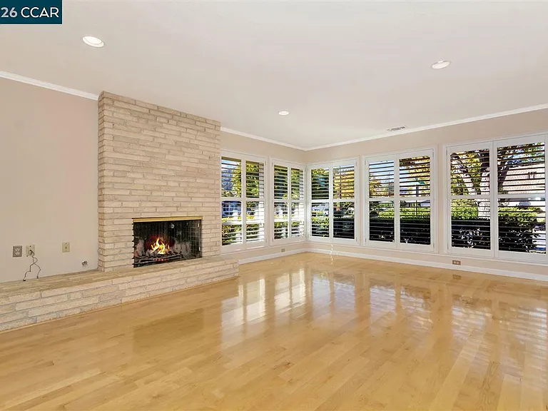 241 Ivy Pl — Photo 2