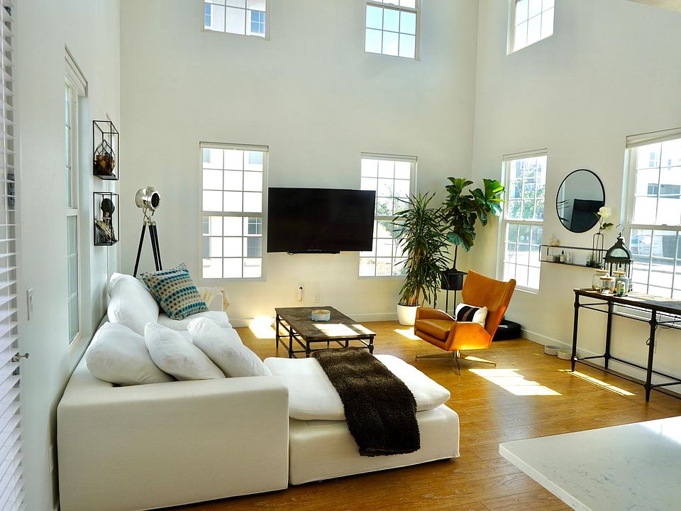 Living area, Tall ceilings
