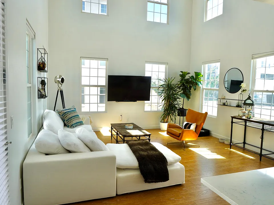 Living area, Tall ceilings