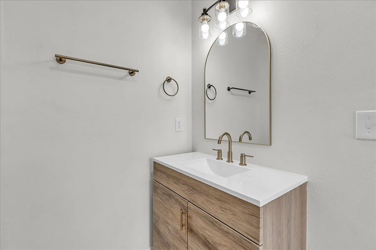 3 bed, 2068 sqft, $2,325 — Photo 2
