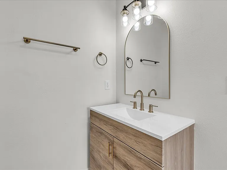 10313 N McKinley Ave — Photo 2