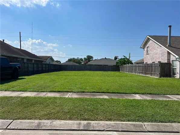 3700 Karen Dr, Chalmette, LA 70043