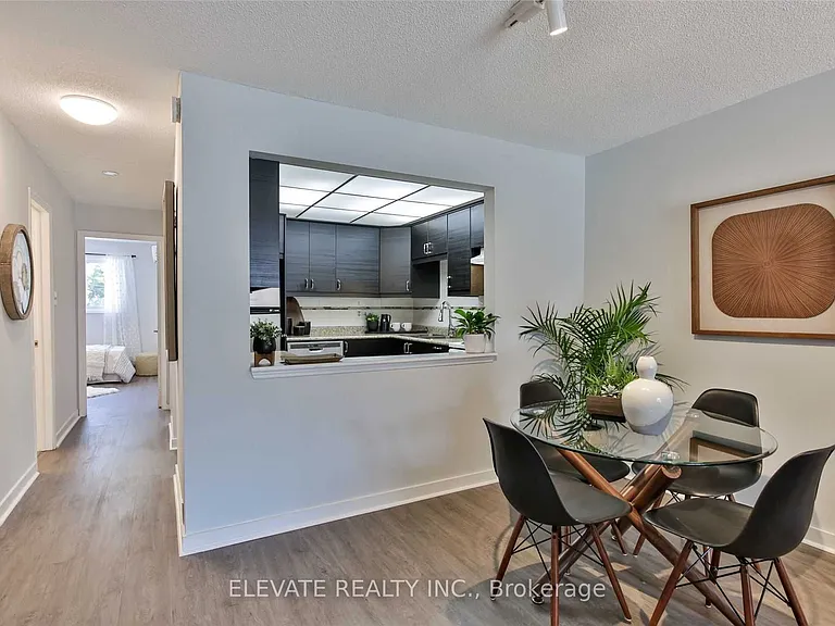 2131 Dufferin St — Photo 11