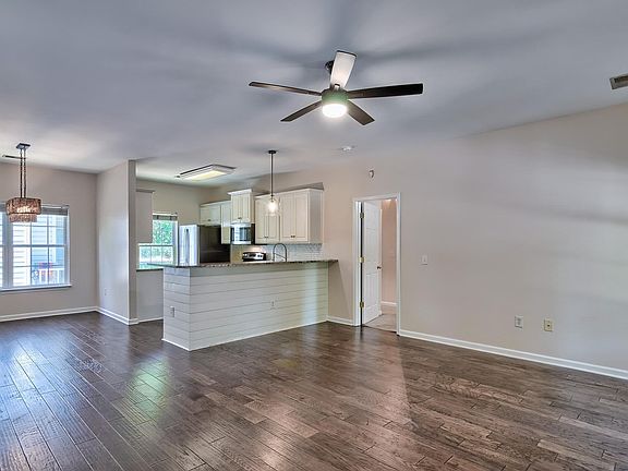 5th image of 389 Northwood St