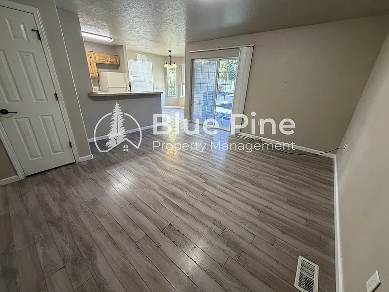 3 bed, 2.0 bath, 1156 sqft, $1,295 — Photo 3