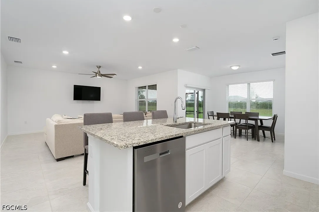 3 bed, 2.0 bath, 1662 sqft, $2,450 — Photo 3