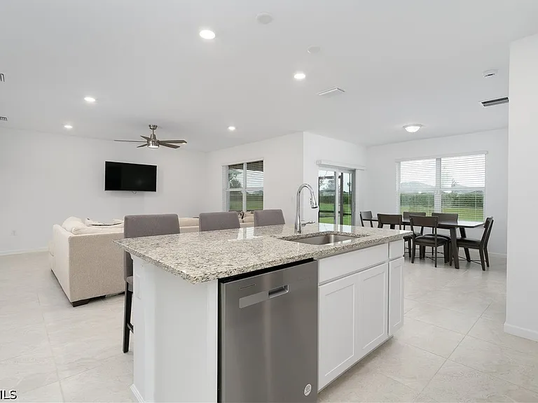 42428 Cascade Dr — Photo 3