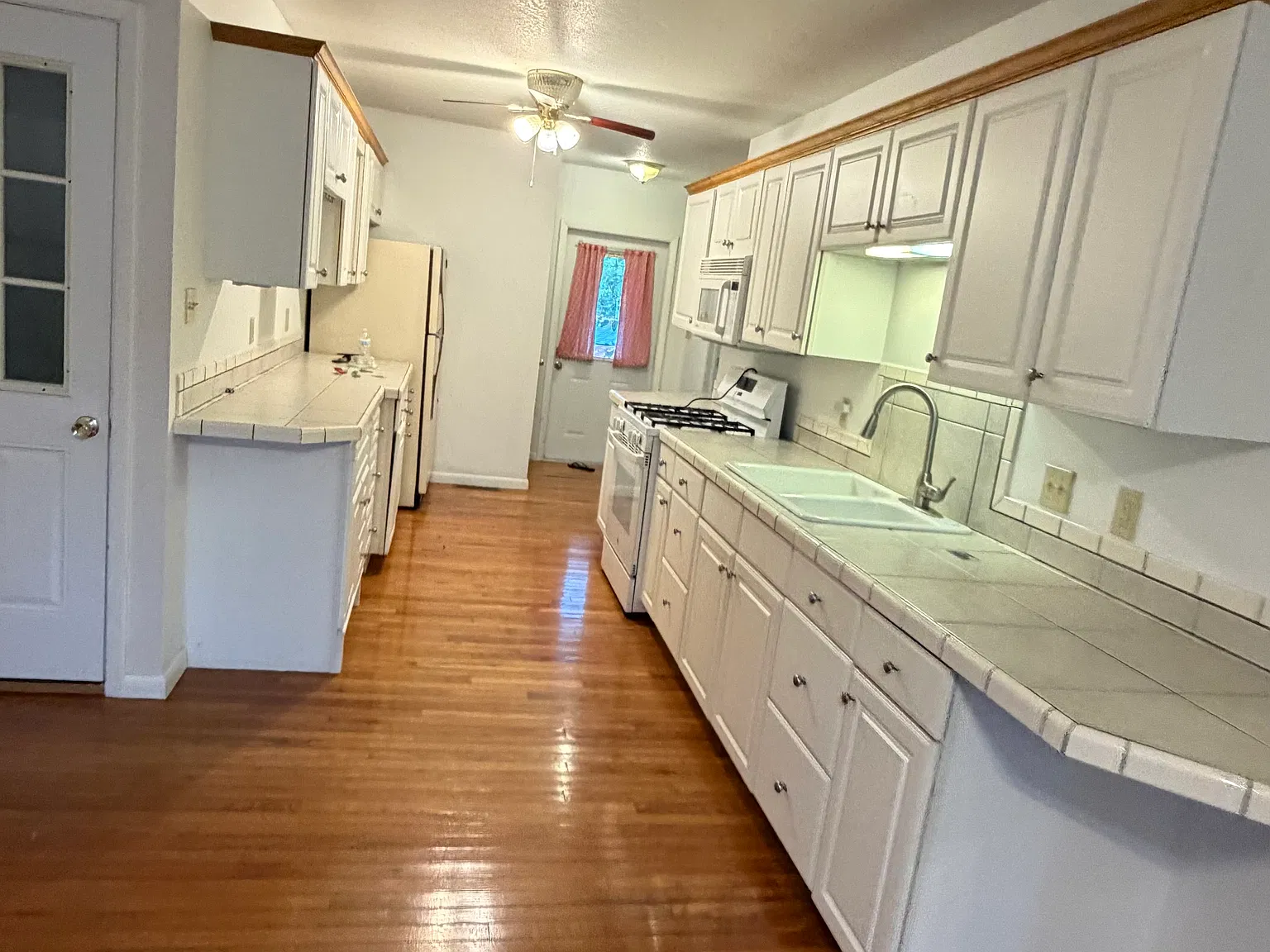 1 bed, 800 sqft, $1,300 — Photo 4