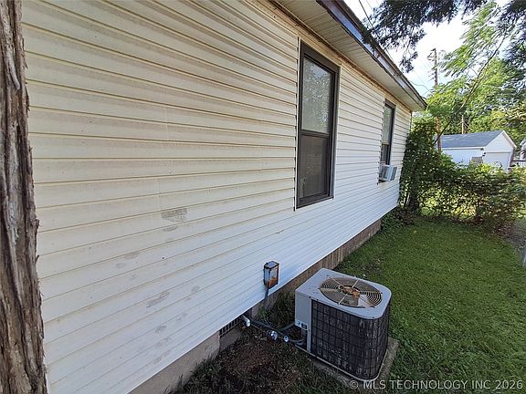 2nd image of 403 Oak St