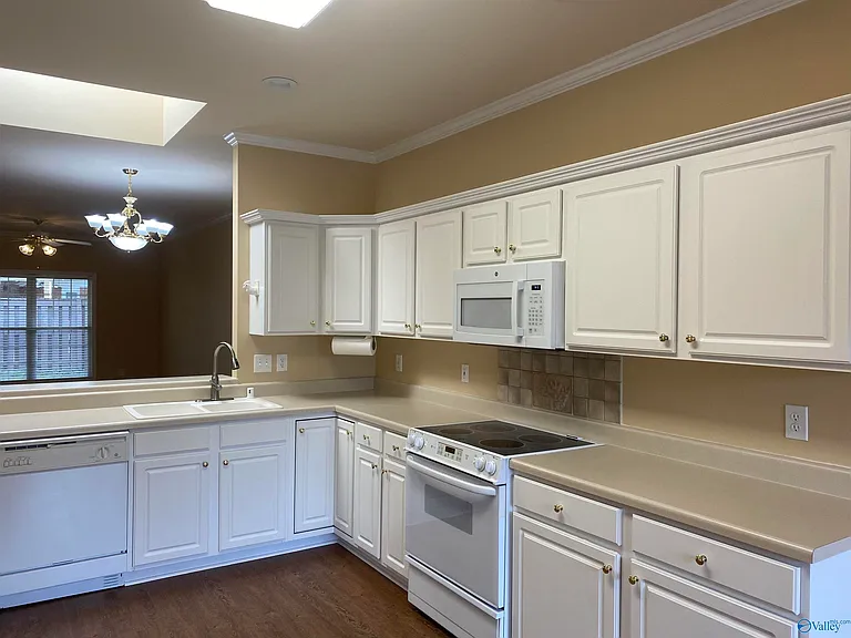 153 Canterbury Dr — Photo 3