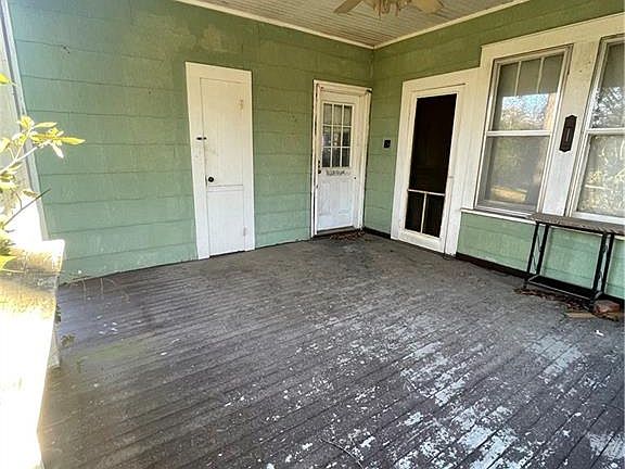 2nd image of 1880 Saint Jean St