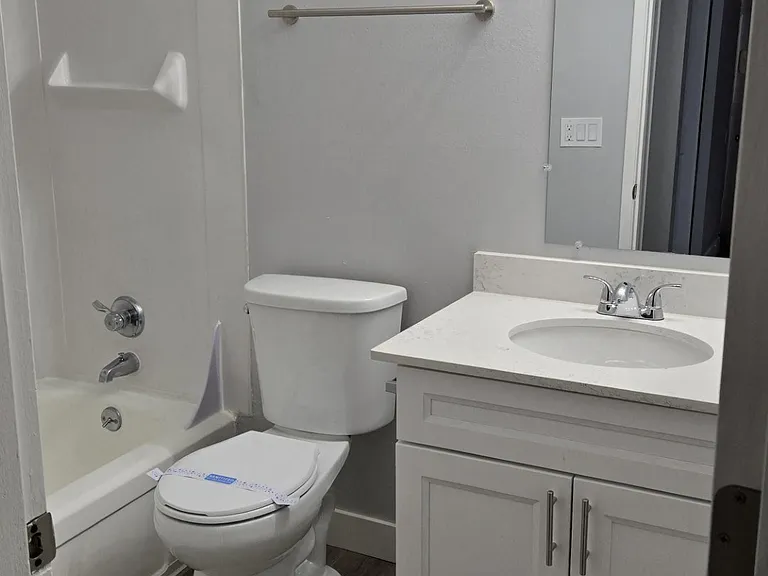 Camille Court Apartments — Photo 9