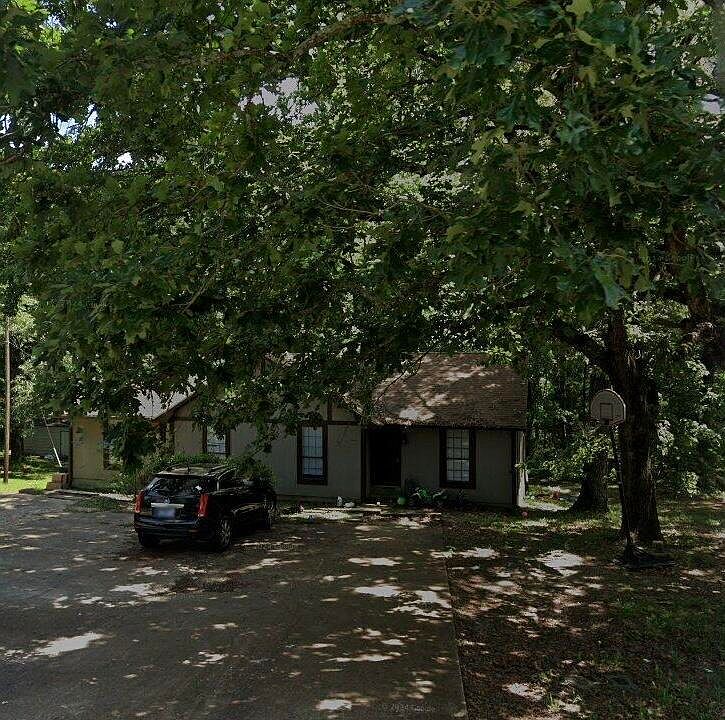 1st image of 961 Woodland Dr