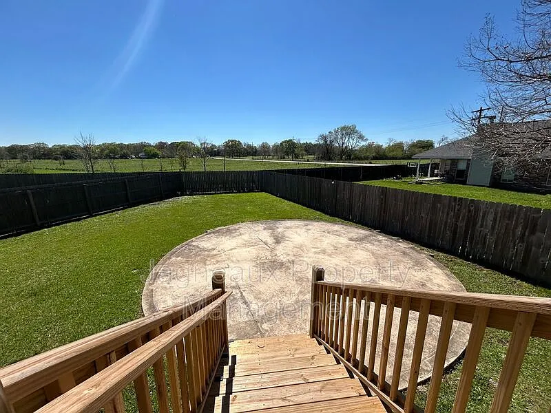 4 bed, 2.0 bath, 2600 sqft, $2,150 — Photo 4