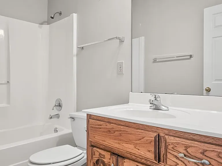 141 Canterbury Dr — Photo 28