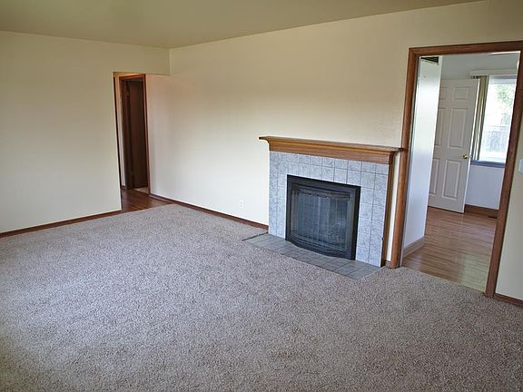 3rd image of 1659 Cambridge Dr