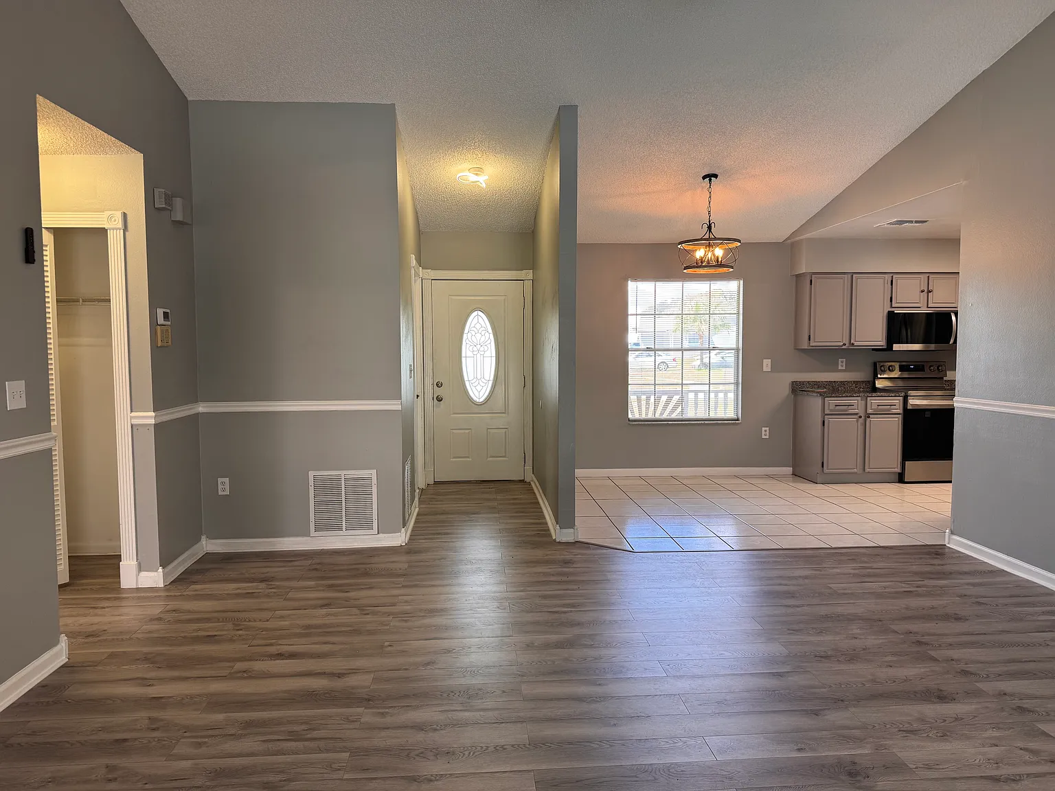 3 bed, 2480 sqft, $2,400 — Photo 2