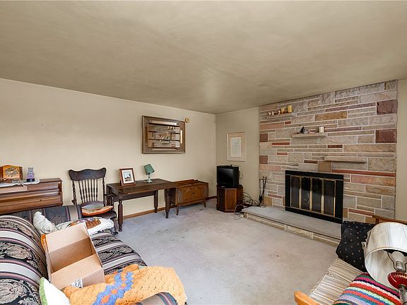 5th image of 349 Dinnerbell Rd