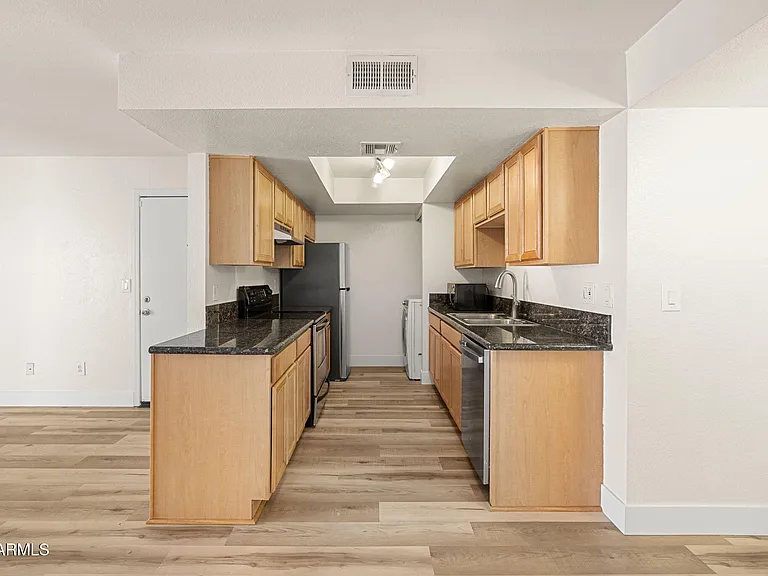 740 W Elm St #207 — Photo 11