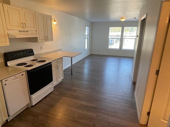 3rd image of 406 E 1st St #202